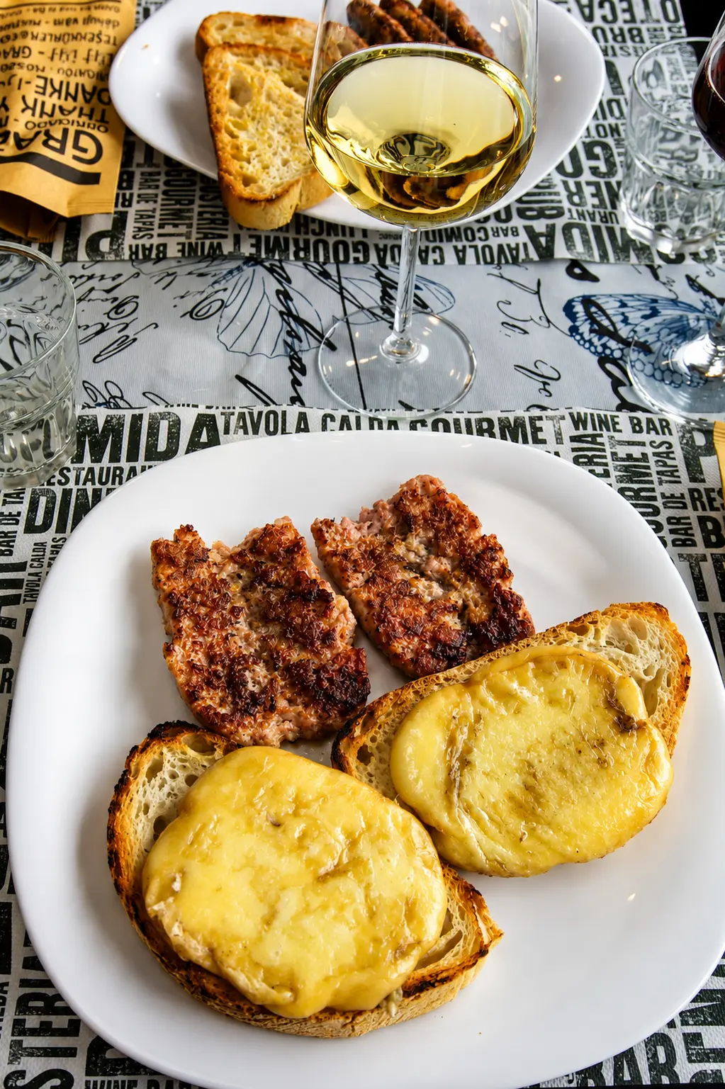 Salsiccia di maiale con pane tostato